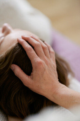 Achtsame körpertherapeutische Behandlung in der Praxis